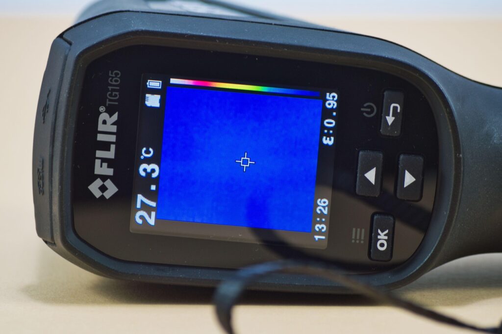 Schermo della termocamera con la mappa termica e la temperatura