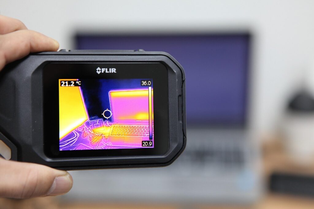 Termocamera che inquadra una stanza per la ricerca di perdite d'acqua
